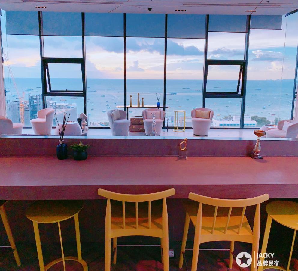 The Base Seaview Holiday Inn Патая Екстериор снимка