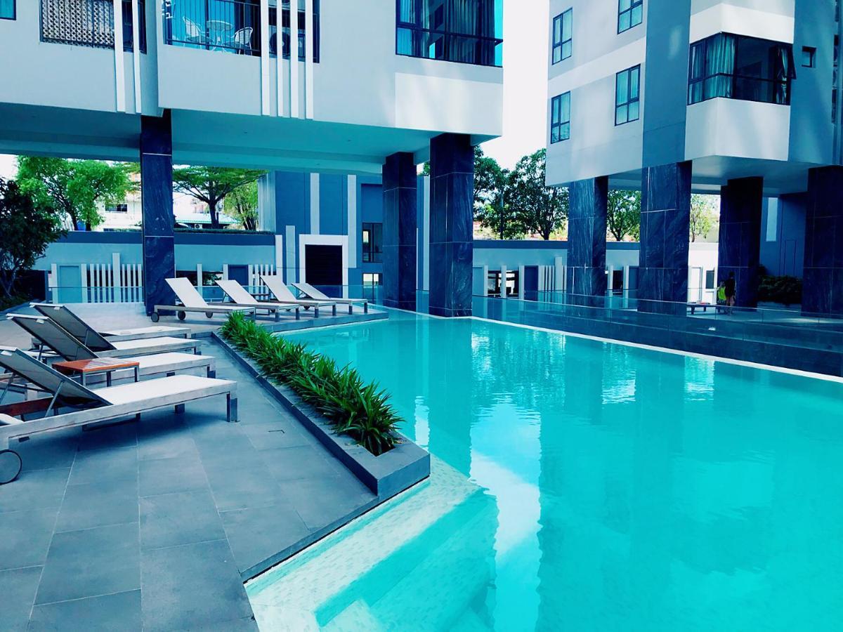 The Base Seaview Holiday Inn Патая Екстериор снимка